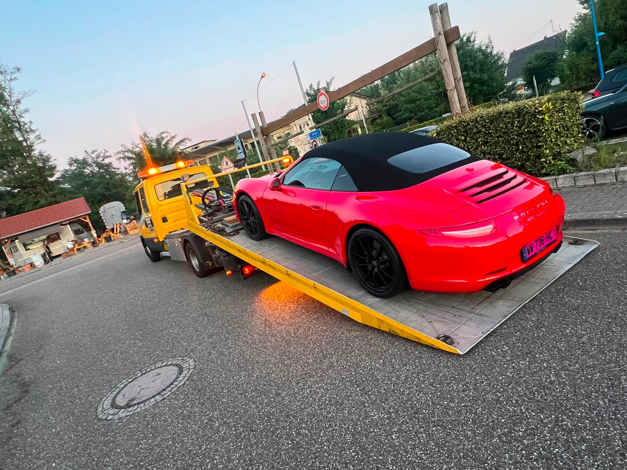 Porsche 911 gesichert auf dem Flachbett-Abschleppwagen