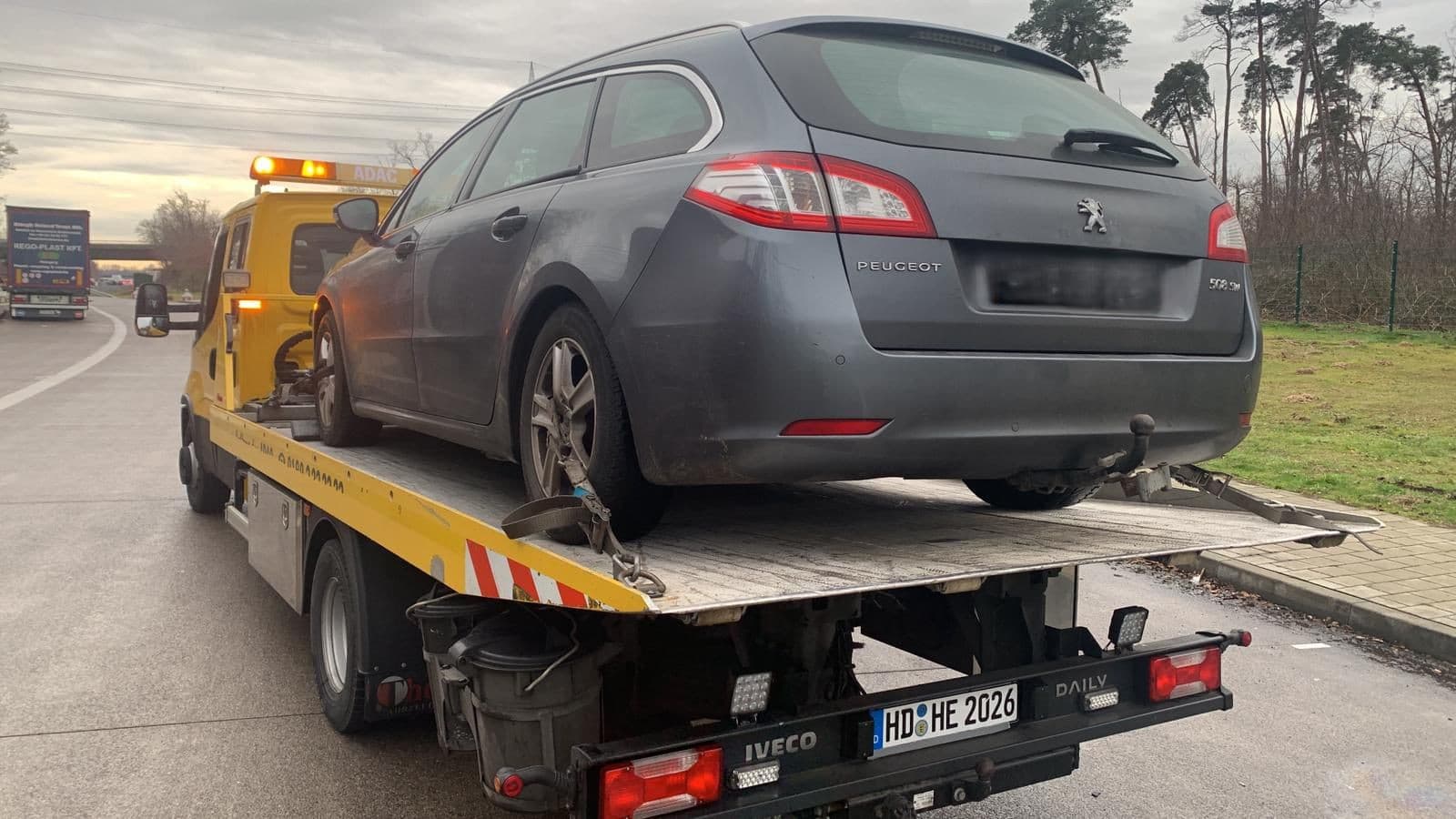 Fahrzeugtransport mit Flachbett