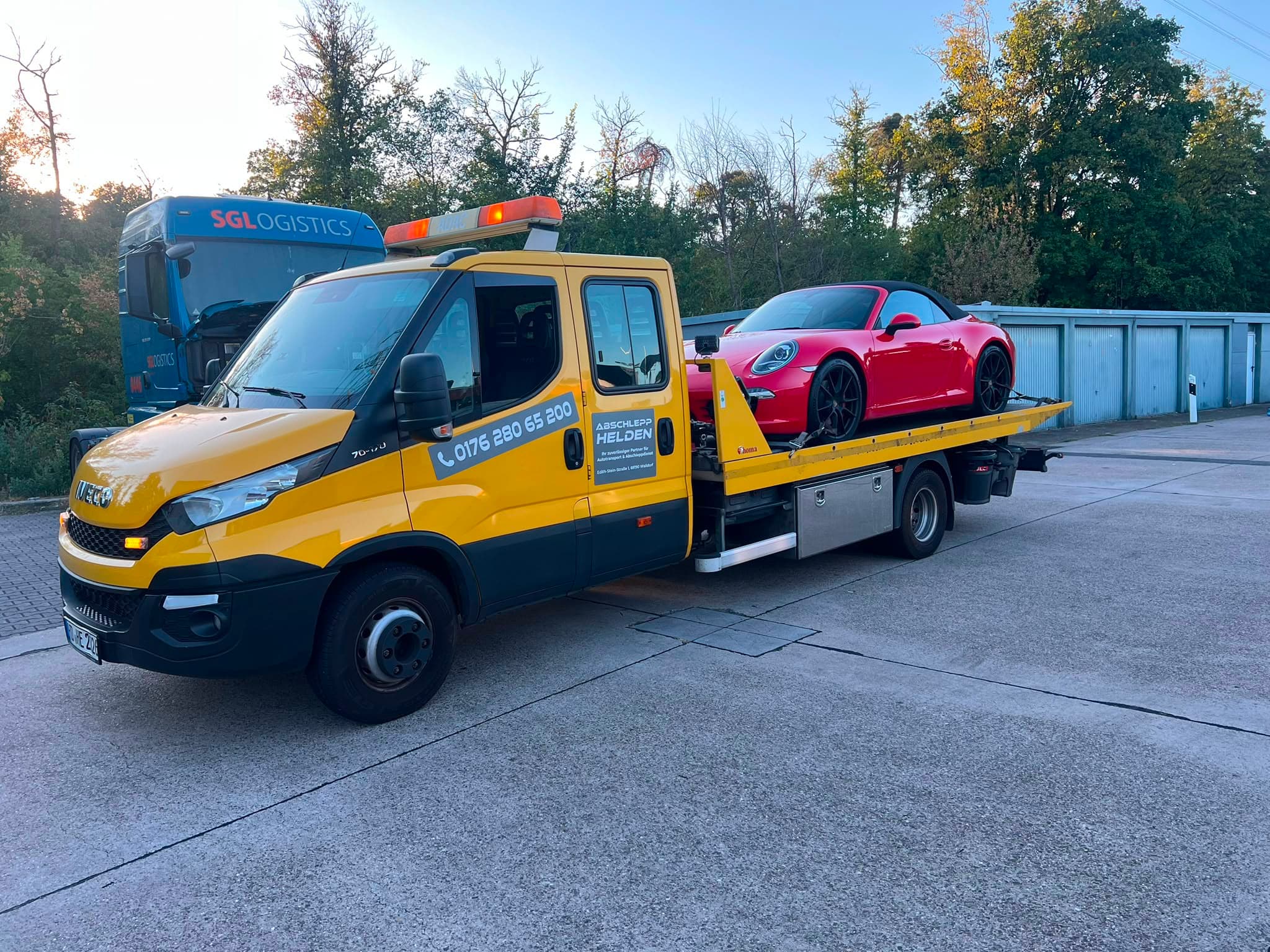 Porsche 911 Cabrio auf dem Abschleppwagen der Abschleppdienst Helden