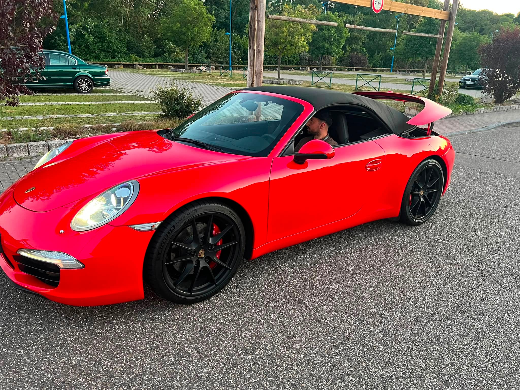 Roter Porsche 911 Cabrio vor der Überführung